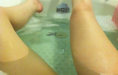 Touffe crépue dans un bain
