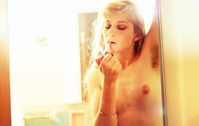 Jeune femme blonde fumeuse nue