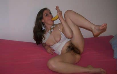 Chouchou, une meuf touffue qui délire en suçant une banane