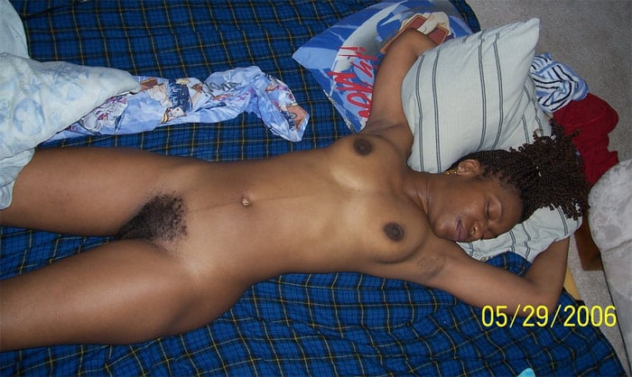 Guadeloupéenne en pleine sieste, nue avec son minou crépu