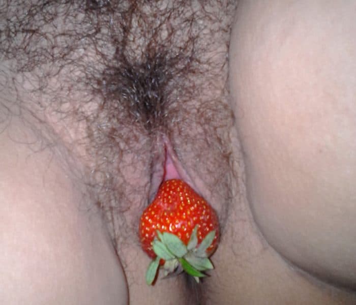 Moule poilue qui absorbe une fraise