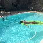 Nathalie, femme poilue bronze nue dans sa piscine