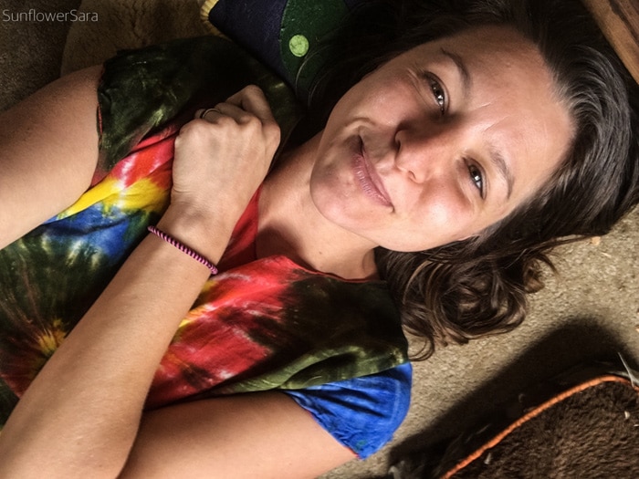 Yvette, mature hippie poilue  aime s’insérer des plugs